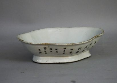 null A polychrome earthenware bowl with gold highlights and flowers. China, late...