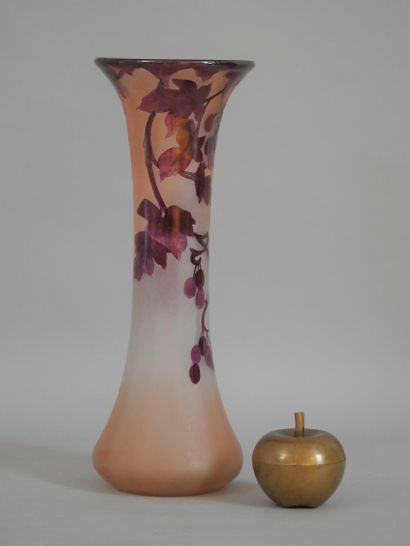 null LEGRAS, Vase soliflore à décor de pampre violine gravé à l'acide. Haut.: 35...