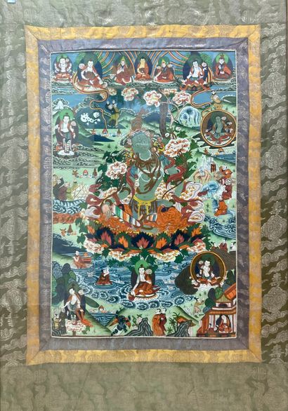 null Tibet, XXème siècle, Tangka encadré sous verre avec brocart de soie representant...