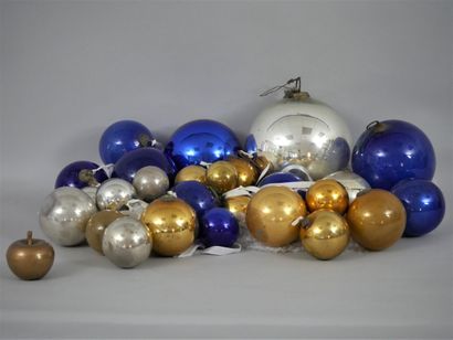 null Lots d'une trentaine de boules de Noël anciennes en verre églomisé argent, bleu...