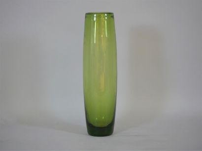 null HOLMEGAARD. Grand vase rouleau en verre soufflé vert, signé et numéroté 18123....