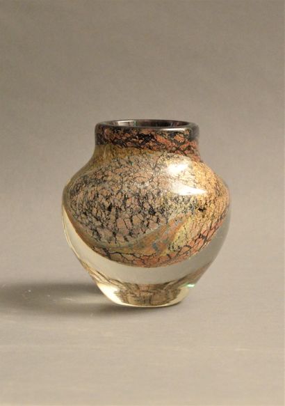 null Jean-Claude NOVARO (1943-2014). Vase en verre soufflé multicouches en verre...