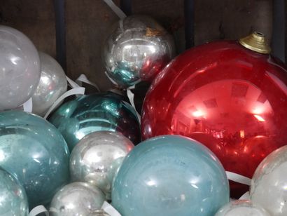 null Lots d'une trentaine boules de Noël anciennes en verre églomisé argent, bleu...