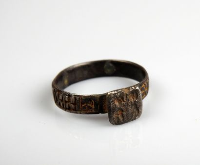 null Beautiful wedding ring representing a couple, surrounded by crosses

Silver...
