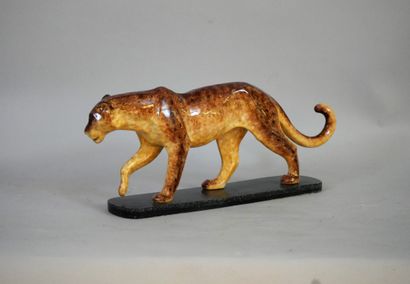null Lioness walking. Polychrome resin in imitation of ceramic. 18 x 37 x 8,7 cm...