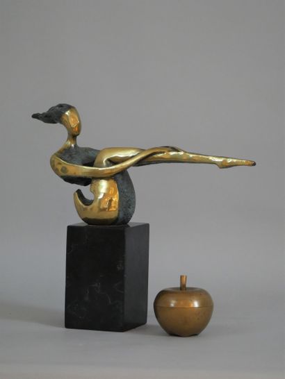 null NICK (XXe siècle)

Femme

Bronze à patine dorée et verte reposant une un socle...
