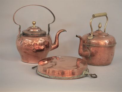 null A copper set consisting of a "3 litre" jug with a drop handle, H: 32cm; a jug...