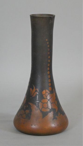 null Vase soliflore in glass paste with flowered decoration. Slight chip on the neck....