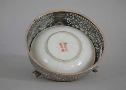 null Coupelle en porcelaine de Chine à émails polychromes, à décor de médaillon sur...