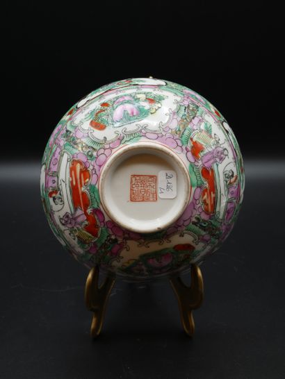 null CHINA, Canton, early 20th century. Guangcai enameled porcelain bowl with an...