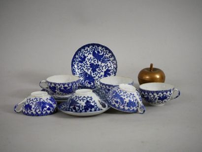 null Six tasses à thé en porcelaine "coquille d'oeuf" blanche à décor bleu appliqué...