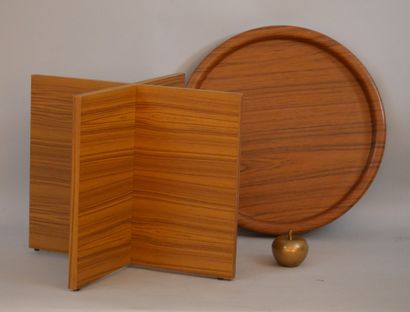 null Round coffee table in plywood, top in imitation of removable wood. Around 1970....