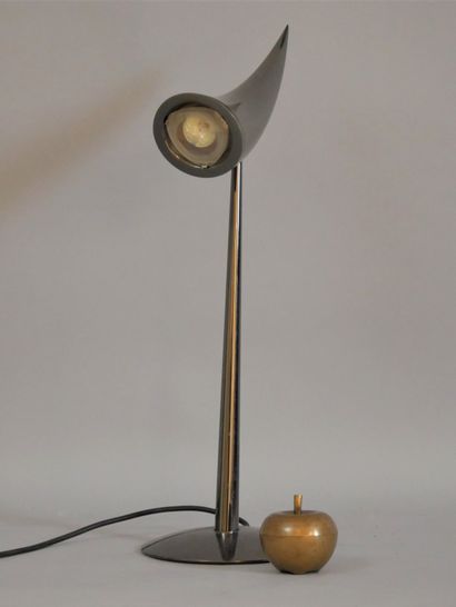 null 
Philippe Starck, modèle Ara pour Flos. Lampe de table en acier chromé. Haut...