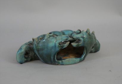 null Vase d'applique en céramique vintage émaillé turquoise figuraant un crabe. France...