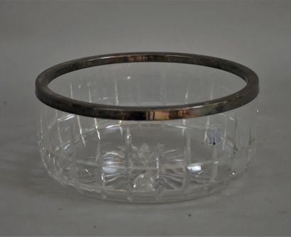 null Salad bowl in cut crystal, metal ring. Diameter : 19,5 cm.