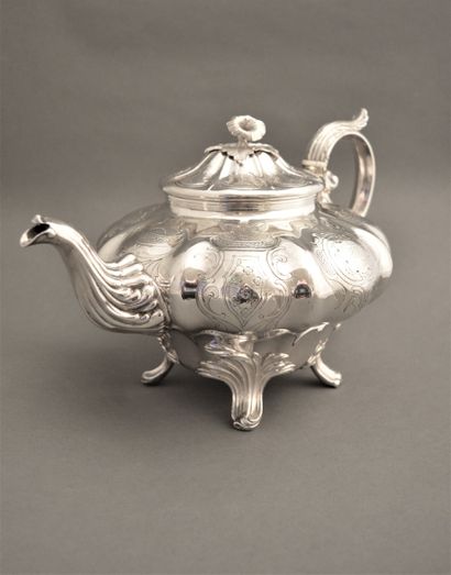 null Large ribbed teapot in silver plated metal. It is richly engraved with rocaille....