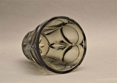 null Vase en verre fumé dans le goût de Karsbad MOSER à décor géométrique de cercles...