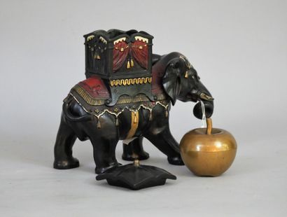 null Pot à tabac en terre cuite noir à peinture polychrome représentant un éléphant...