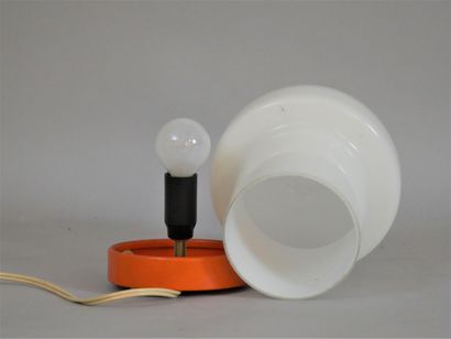 null 
Lampe de chevet de forme champignon en verre opalin, base en métal laqué orange....