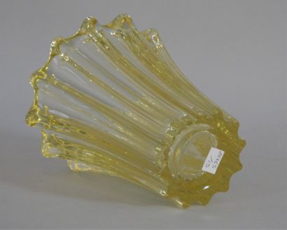 null Pierre D'AVESN (1901-1990). Vase rayonnant en verre jaune, préssé et moulé,...
