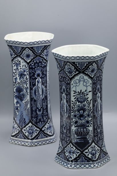 null DELFT, Mantelpiece, composed of a COVERED VASE and two HORNED VASES, 20th century...