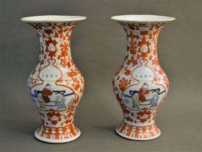 null Paire de vases cornet en porcelaine polychrome à décors de lettrés dans des

réserves...