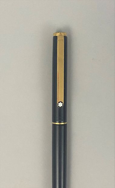 null MONT BLANC Black lacquer fountain pen, gold plated nib (used condition)