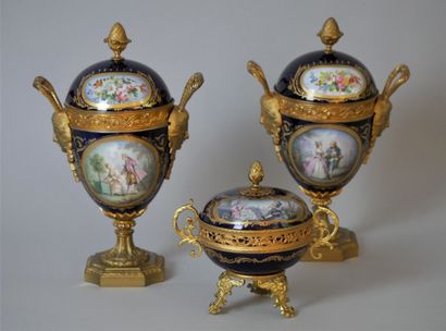 null PARIS, CHIMNEY ROD in the taste of Sèvres, circa 1900

PAIR OF VASES ŒUFS COUVERTS...