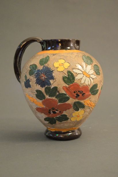 null Jérome MASSIER (1820-1909), Vallauris. Pichet à décor fleuri sur fond crème,...