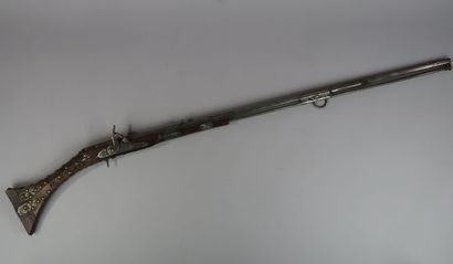 null 
Oriental rifle says Moukala. Platine with percussion, octagonal barrel of manufacture...