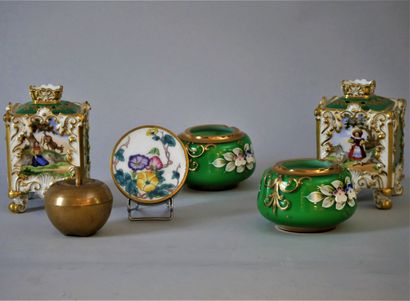 null LOT VARIA

It includes : PAIR OF POTS-POURRIS, porcelain, in the taste of Jacob...