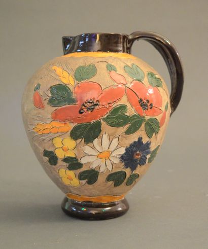 null Jérome MASSIER (1820-1909), Vallauris. Pichet à décor fleuri sur fond crème,...