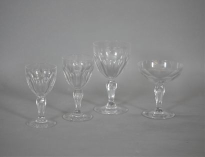 null Service en cristal comprenant : 11 verres à eau signés Val Saint Lambert, 13...
