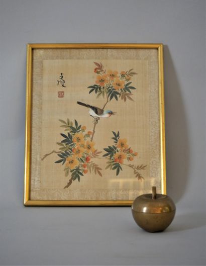 null CHINA, 20th century. Painting on silk representing a robin perched on a flowering...