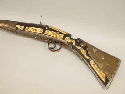 null Moukala RIFLE



Plate with percussion, stick out of wooden decorated with brass...