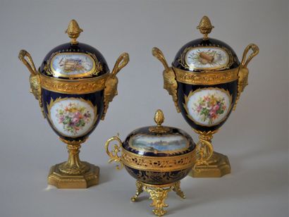 null PARIS, CHIMNEY ROD in the taste of Sèvres, circa 1900

PAIR OF VASES ŒUFS COUVERTS...