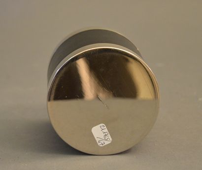null HERMES. Boîte à cigarettes de forme cylindrique en métal argenté gainée de cuir...