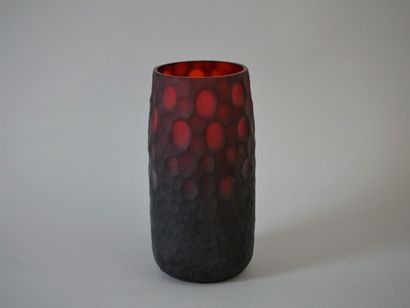 null SALVIATI, Battuti model. Vase in red Murano glass, signed and dated 2006. Height:...