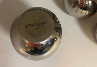null Jose LEVY Suite de six bougeoirs en métal chromé, signés en creux au revers