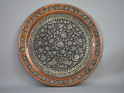 null Iranian tray with foliage decoration. Diam. 56 cm