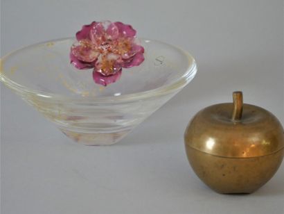 null SALVIATI. Small Murano glass cup enriched with a flower. Signed. Diam: 15 c...