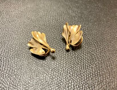 null Paire de clips d'oreille en or jaune à motif de feuilles. Poids: 7g