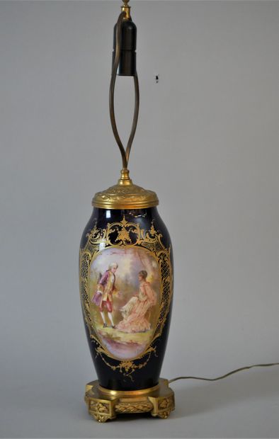 null PARIS, VASE mounted as a lamp, "Scène galante", early 20th century

On an oven...