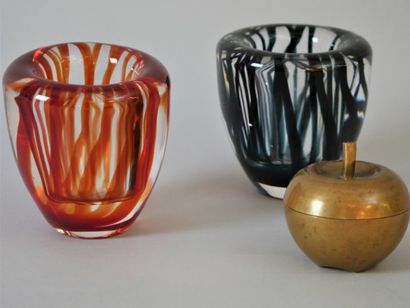null SALVIATI. Pair of small vases in Murano glass, one black and the other red....