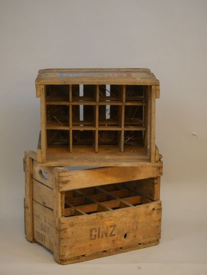 null Ensemble de deux caisses bois anciennes "Cinzano". 38 x 46 x 33 cm. En l'ét...
