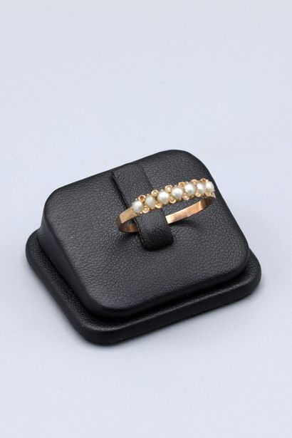 null Yellow gold ring set with seven small pearls alternated with two half pearls.

Gross...