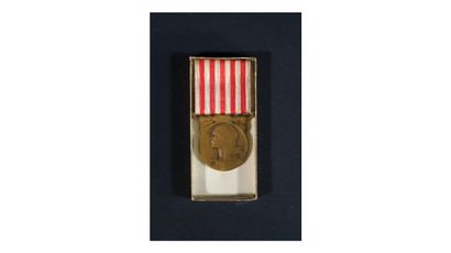 Set of medals including : 
- Two French medals:...
