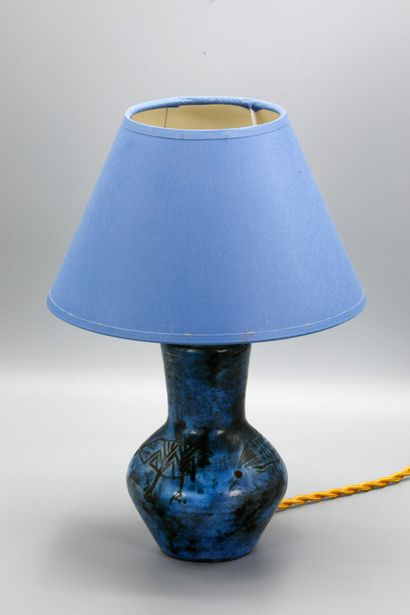 null Jacques BLIN (1920-1995) Lampe en terre émaillée bleue nuancée et noire à décor...