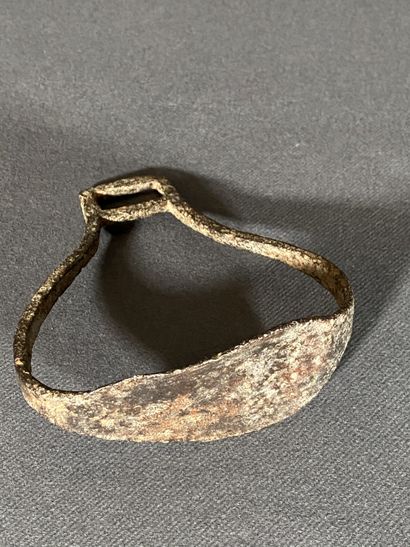 null Stirrup from the medieval period Wrought iron stirrup. Excavation piece. 15x13,5cm.

A...