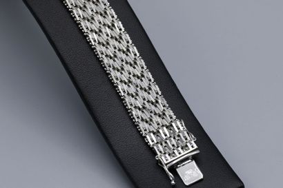 null White gold bracelet, 18K flat mesh tank. Weight: 48.8 g, two "8" safety pins.

L:...